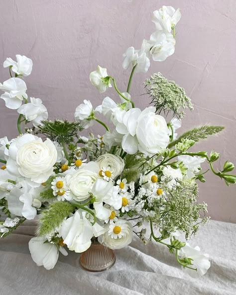 Denver Florist/Amy Lauren (@amylaurenfloraldesign) • Instagram photos and videos White Wedding Flowers Centerpieces, Katie White, Wedding Pool Party, White Floral Arrangements, White Flower Arrangements, Green Wedding Flowers, Flower Guide, White Wedding Flowers, Sweet Peas