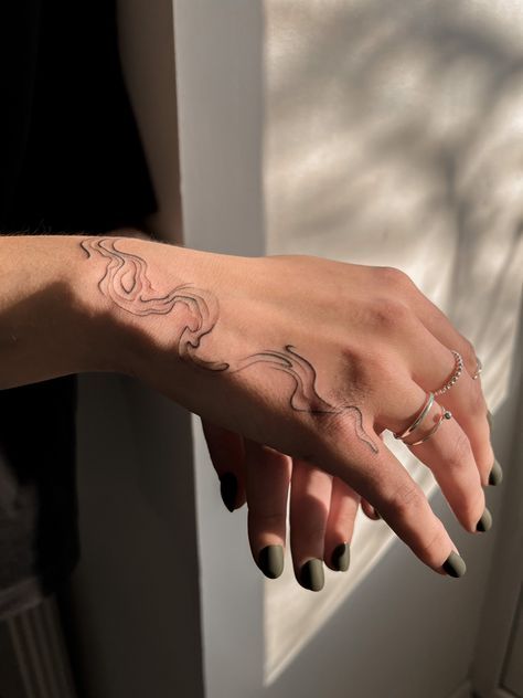 Lines On Arm Tattoo, Curvy Line Tattoo, Ethereal Hand Tattoo, Abstract Wrist Tattoo, Elegant Wrist Tattoos For Women, Wrapped Arm Tattoo, Tattoos That Wrap Around Arm, Abstract Line Tattoo Arm, Abstract Tattoo For Women