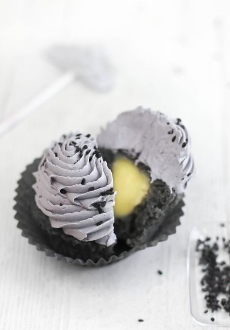 black sesame. lemon curd. surprise! Sesame Recipes, Fun Cupcake Recipes, Unique Cupcakes, Lemon Curd Recipe, Lemon Curd Filling, Curd Recipe, Black Sesame, Yummy Cupcakes, Fun Cupcakes