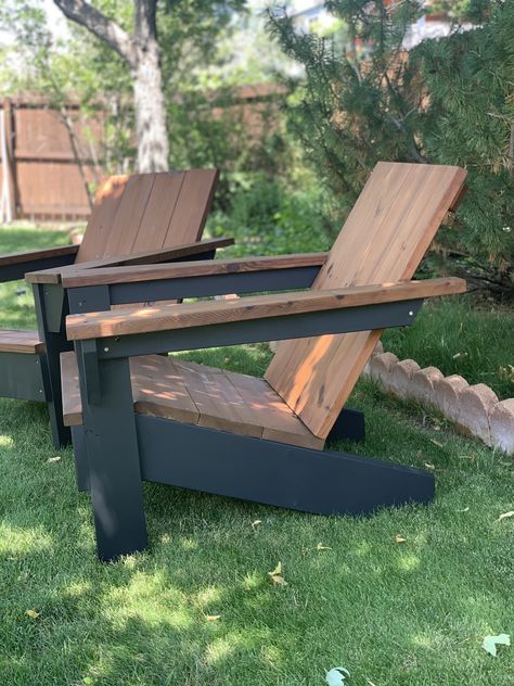 This modern Adirondack lounge chair is built with Scotts Pine by Thermory and finished with Olympic brand stain and sealant in a solid shade of Ebony and natural tones. Adarandik Chair Diy, Diy Modern Chair, Diy Fire Pit Chairs, Chair From Pallets, Diy Adirondack Chair, Outdoor Chairs Diy, Outdoor Chairs Design, Patio Chairs Diy, Adirondack Chairs Diy