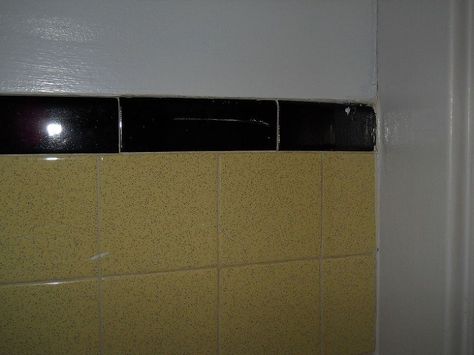 Paint color for a bathroom with old yellow Yellow Tile Bathroom Ideas, Gold Shower Door, Yellow Tile Bathroom, Yellow Bathroom Tiles, Black Tile Bathrooms, Bathroom Crafts, Shower Curtain Rod, Yellow Tile, Toilet Sink