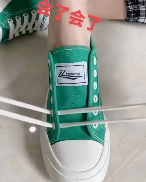 Shoe Lace Hacks, Shoe Lacing Techniques, How To Lace Converse, Ways To Lace Shoes, How To Tie Shoes, Diy Clothes And Shoes, Shoes Hack, Shoe Lace Tying Techniques, Tie Shoelaces