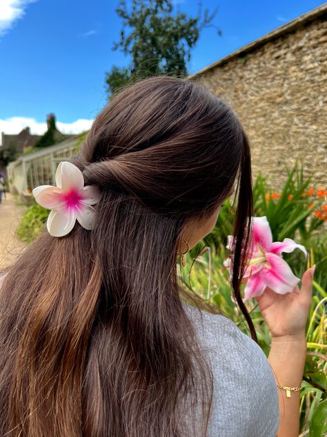 Emi flower claw clip, hairstyles, half up hair, long brown hair, long hairstyle, easy hair Interview Hairstyles Medium, Hair Clips Aesthetic, Flower Claw Clip, Hair Clip Hairstyles, Preppy Hairstyles, Gradient Hair, Ponytail Updo, Clip Hairstyles, Half Up Half Down Hair