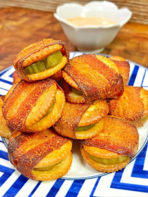 Smoked Fried Pickle Bites, Bacon Wrapped Fried Pickles, Bacon Wrapped Pickles On Smoker, Smoked Finger Foods, Bowling Snacks, Pickle Recipes Appetizer, Smoked Pickles, Smoker Appetizers Snacks, Smoked Ideas