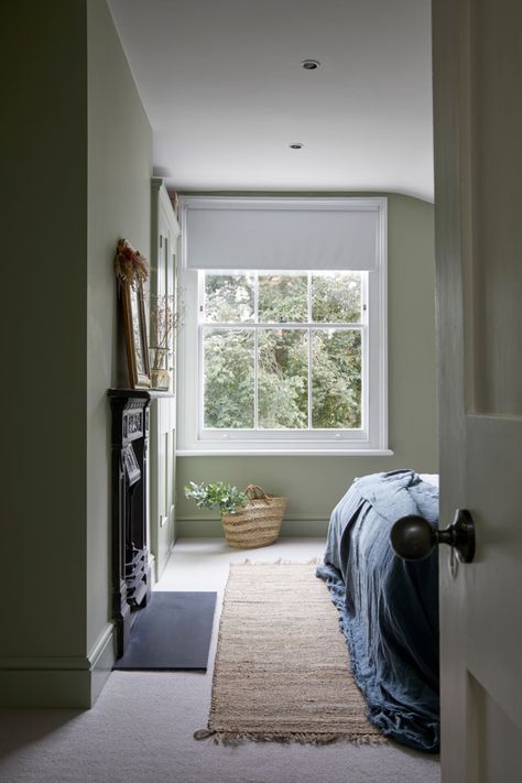 Houzz Tour: A Victorian Terrace With a Calm, Minimalist Interior | Houzz UK Victorian Terrace Bedroom, Loft Conversion Victorian Terrace, Terraced House Loft Conversion, Arts And Crafts Bedroom, Terrace Bedroom, London Bedroom, Green Wall Color, Victorian Terraced House, House Loft