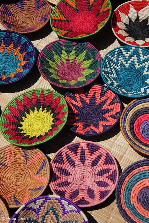 African baskets Coiled Basketry, African Woven Basket, Colorful Baskets, Mexican Textiles, Basket Decor, Afrikaanse Kunst, African Home Decor, Weaving Designs, Beachy Boho