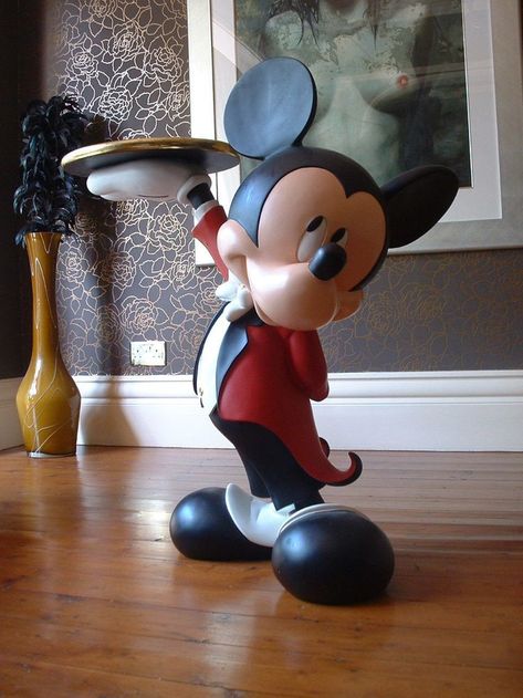 Mickey Mouse Waiter Mickey Mouse Furniture, Disney Kitchen Ideas, Friends Room Decor, Friends Room, Mickey Mouse Room, Mickey Mouse House, Disney Kitchen Decor, Mickey Kitchen, Mickey Mouse Kitchen