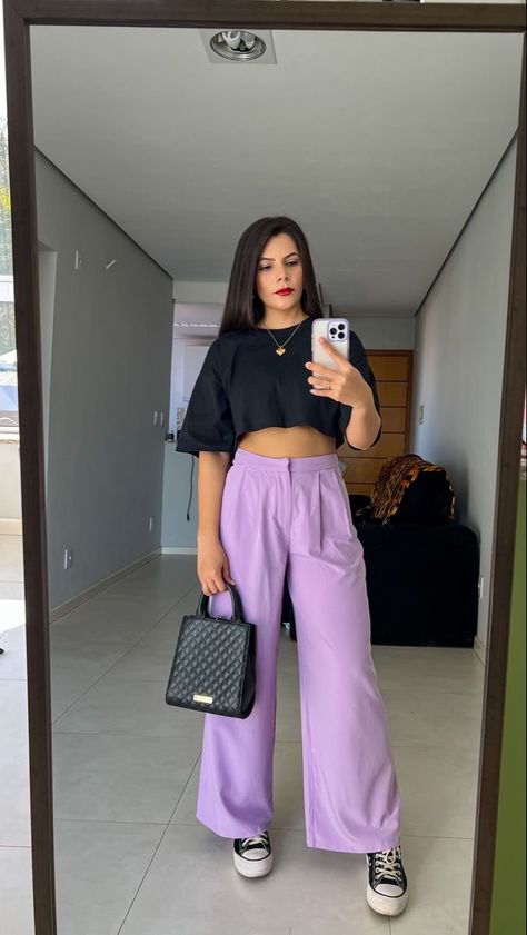 Wide Leg Purple Pants Outfit, Purple Pants Outfit Aesthetic, Purple Trousers Outfit, Purple Jeans Outfit, Purple Pants Outfit, Tailored Pants Outfit, Colored Pants Outfits, Looks Com Short, Casual Oufits