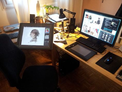 Artist workstation Wacom Cintiq Workspace, Couch And Desk Layout, Desk Layout Office, Aesthetic Corner Desk, Desk Layout Classroom, Bedroom Desk Layout, Home Office L Shaped Desk Layout, Digital Artist Setup, Graphic Design Setup