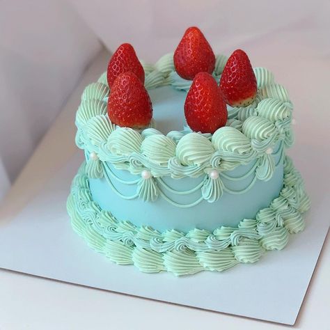 Blue Strawberry Cake, Heart Cake Designs, Turquoise Cake, Heart Cake Design, Comic Cake, Vintage Birthday Cakes, Vintage Cakes, Green Cake, Cake Decorating Ideas