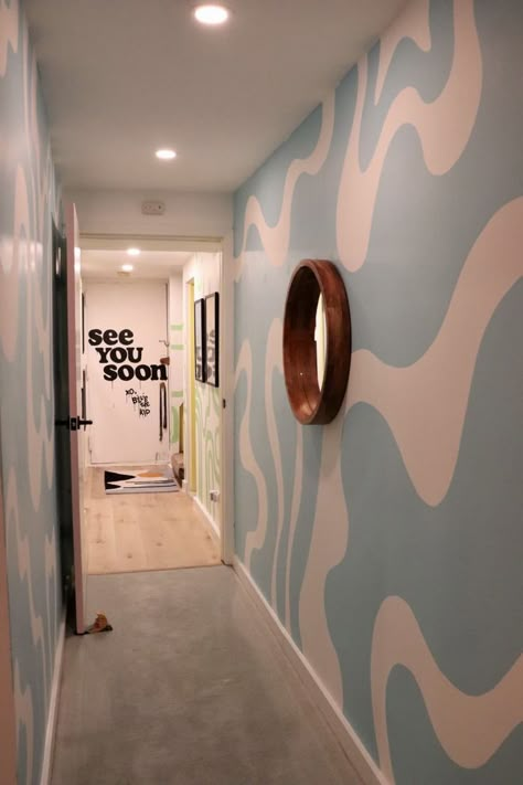 Cool Wallpaper Living Room, Wavy Wall Paint Design, Striped Room Paint, Hallway Wall Paint Ideas, Creative Wall Design Ideas, Accent Wall Apartment Living Room, Wavy Wall Design, Fun Room Paint Ideas, Dopamine Color Aesthetic