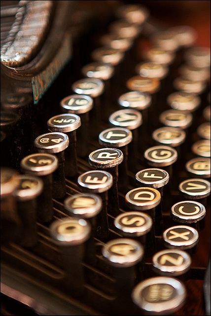 James Nachtwey, Antique Typewriter, Vintage Typewriters, Foto Art, Dark Academia Aesthetic, Academia Aesthetic, Fotografi Potret, Typewriter, Book Aesthetic