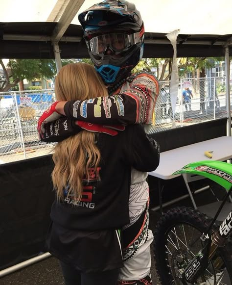 La sensación mas bonita de el mundo 🗺 me enamore 😍 Dirt Bike Couple, Motocross Couple, Country Couple Pictures, Motocross Girls, Bike Couple, Cute Country Couples, Biker Couple, Motocross Love, Country Couples