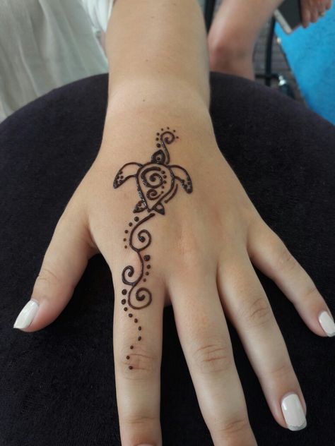 Symbols That Mean Beauty, Cute Summer Henna Tattoos, Henna Turtle Design, Henna Designs Big, Matching Henna Tattoos For Best Friends, Cross Henna Designs, Cute Hannah Designs, Summer Henna Designs Hands, Henna Beach Design