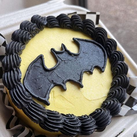 Batman Bento Cake, Batman Pasta, Batman Birthday Cakes, Cake Bento, Bento Cakes, Batman Cake, Buttercream Cakes, Batman Birthday, Birthday Plate