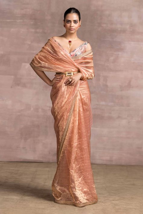 Pink Banarasi Saree, Saree Wearing, Saree Wearing Styles, Saree Draping Styles, Saree Draping, Saree Gown, Drape Saree, Draped Blouse, Tarun Tahiliani