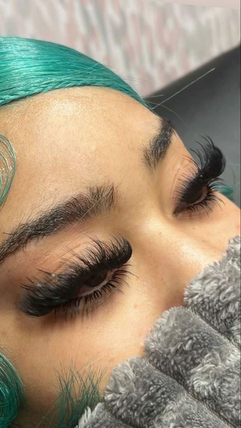 Natural Fake Eyelashes, Best Lash Extensions, Face Beat Makeup, Lashes Fake Eyelashes, Wispy Eyelashes, Eyelash Technician, Cat Eye Lash, Lash Extensions Styles, Perfect Eyelashes