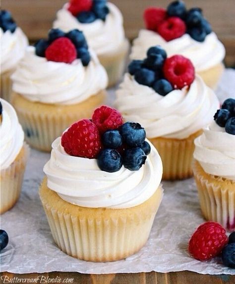 White Cupcakes With Fruit, 4 Th Of July Cupcakes, Cupcake With Fruit On Top, Fruit Topped Cupcakes, Cupcakes With Fruit On Top, Cute Simple Cupcakes, Red White And Blue Cupcakes Ideas, Patriotic Cupcakes Ideas, Simple Cupcakes Decoration