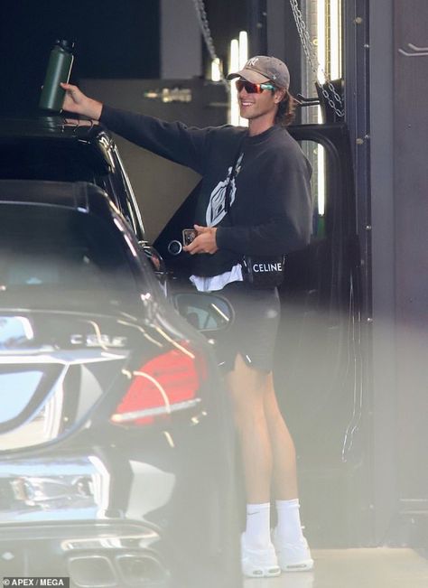 Kardashian Home, Jacob Elordi, Classy Outfits Men, Street Style Outfits Men, After Workout, Kaia Gerber, Workout Session, In Car, Nike Fashion