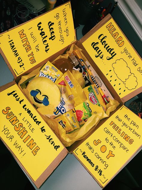 Birthday Care Packages, Diy Best Friend Gifts, Box Of Sunshine, Bff Birthday Gift, Bff Birthday, Cute Gifts For Friends, Yellow Gifts, Birthday Gift Baskets