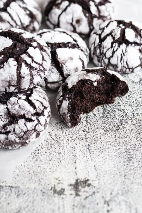 Cookie Recipes Chocolate, Chocolate Crinkle Cookies Recipe, Crinkle Cookies Recipe, Chocolate Crinkle, Black And White Cookies, Christmas Cookie Recipes, Chocolate Cookie Dough, White Cookie, Snowball Cookies