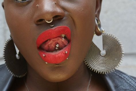 Snakebite Piercing, Snake Bites Piercing, Lower Lip Piercing, Piercings Tongue, Snake Bite Piercing, Piercing Collection, Piercing Lip, Mouth Piercings, Best Easy Hairstyles