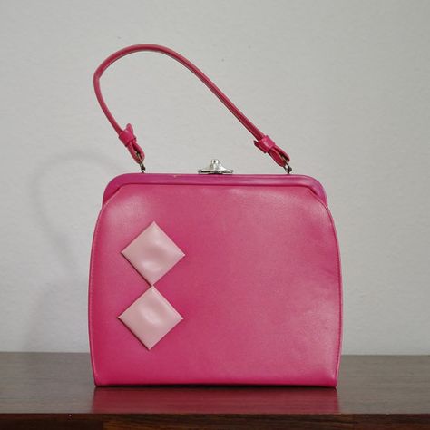 adorable vintage purse Purses Vintage, Retro Purse, Retro Bags, Pink Handbags, Handbag Heaven, Vintage Purses, Trending Handbag, Vintage Purse, Purse Accessories