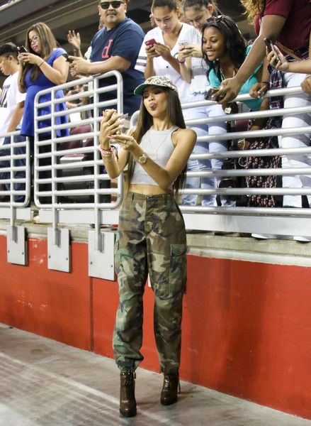 Zendaya Plays Basketball for Charity Zendaya Street Style, Mode Zendaya, Estilo Zendaya, Zendaya Outfits, Goth Outfit, Zendaya Style, Zendaya Coleman, Camo Pants, Inspired Outfits