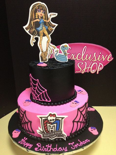 Black and pink Cleo inspired Monster High cake from Exclusive Cake Shop Dixie Core, Monster High Cake, Pirate Cake, Monster High Party, Monster Cake, Lego Cake, Superhero Cake, 50th Birthday Cake, Barbie Cake