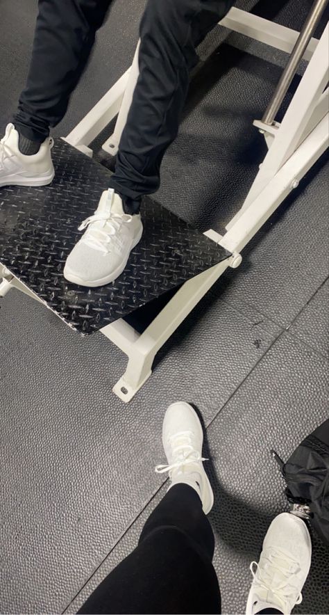 A couple, male and female, wearing matching white gym tennis shoes while using gym equipment. Gym With Boyfriend, Gym Boyfriend, City View Night, Gym Couple, Foto Fake, 7 Day Challenge, Couple Shoes, Couple Selfies, Gym Inspiration