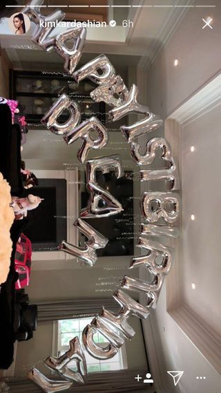 Kardashian Balloon Decor, 30 Photoshoot, Brunch Flowers, Birthday 27, Birthday 30, Boyfriend Gift Basket, 18th Bday, House Of Balloons, Gift Baskets For Men