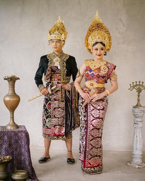 Payas agung - Baju pernikahan adat Bali. Pakaian tradisional Indonesia. Balinese traditional clothing. Pic from instagram: makeupbyyuniari #culture #budaya #costume #asia #ancient #attire #outfit #bride #bridal #dress Pernikahan Adat Bali, Indonesian Clothing, Culture Outfits, Indonesia Traditional, Indonesian Wedding, India Photography, Wedding Clothes, Bali Wedding, Queen Dress