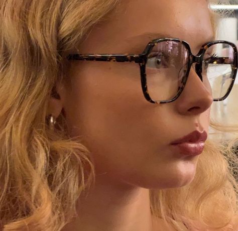 Dragonfly Lifestyle | idunnvollan Brown Glasses Aesthetic, Glasses Round Face, Glasses Inspo, Glasses Frames For Women, Glasses Inspiration, Glasses Ideas, Big Glasses, Funky Glasses, Oversized Glasses