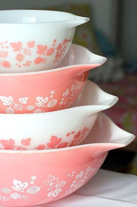 Fifties Kitchen, Vintage Mixing Bowls, Pink Pyrex, Pyrex Collection, Pyrex Mixing Bowls, Pyrex Bowls, Pink Kitchen, Tickled Pink, Vintage Life