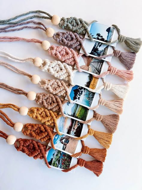 Macrame Photo Hangers, Macrame Picture Hanger Tutorial, Polaroid Collage Ideas, Polaroid Hanger, Polaroid Picture Ideas, Macrame Photo Hanger, Poloroid Pictures Ideas, Polaroid Collage, Photo Hanger