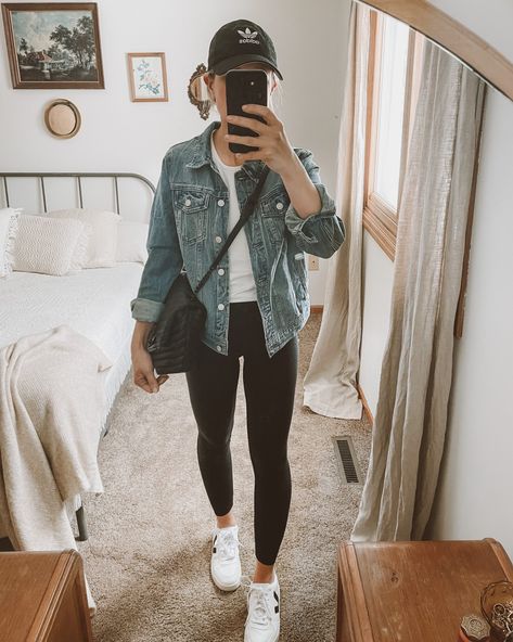 Soft, Comfy Athleisure Outfits that are Perfect for a Stay at Home Lifestyle - Mom Outfits Athleisure, Stay At Home Mom Outfits 2023, Outfits For Stay At Home Moms, Athleisure Outfits 2023, Mom Athleisure Style, Athleisure 2023, Sahm Style, Athleisure Outfits For Work, Cute Athleisure Outfits