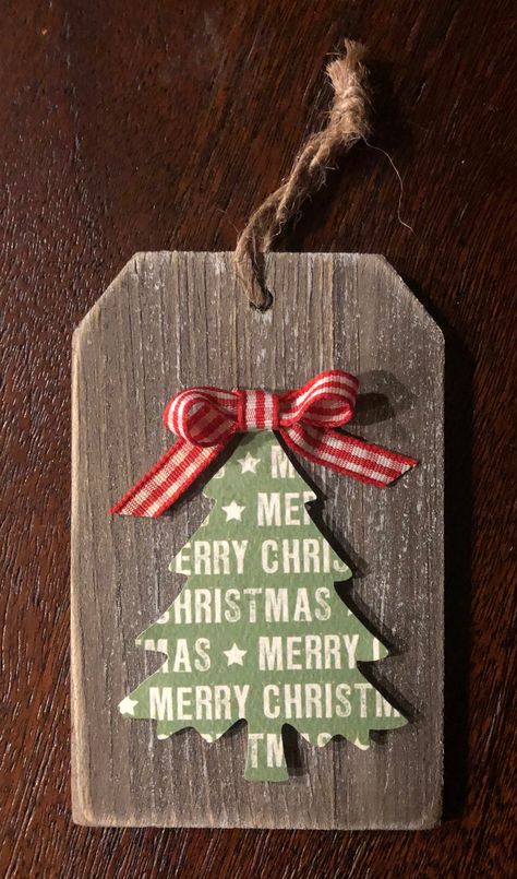 Small Wood Tags Ideas, Christmas Wood Tags, Wooden Christmas Tags, Tag Ornaments, Grow Garlic, Crafts 2023, Ornament Tags, Tree Tags, Snowman Christmas Ornaments