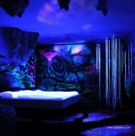 Avatar room Glow In The Dark Room, Black Light Room, Avatar Theme, Space Themed Room, Creative Wall Painting, Dark Paintings, Bedroom Murals, Teen Girl Bedroom, Dreamy Landscapes