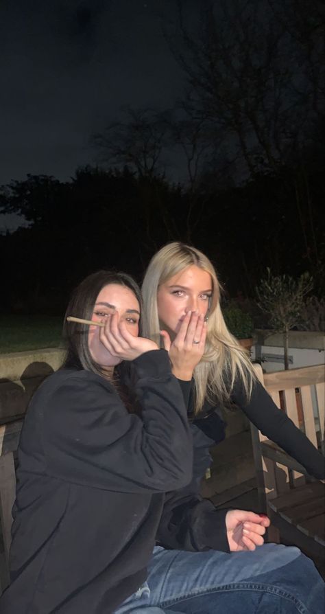 Smoker Friends Aesthetic, Barbie And Raquelle, Besties In Car Aesthetic, Chica Hip Hop, Blonde And Brunette Besties Aesthetic, Drunk Pictures, Coquette Smoker Aesthetic, Blonde And Brunnete Girl Duo Aesthetic, Aesthetic Barbie