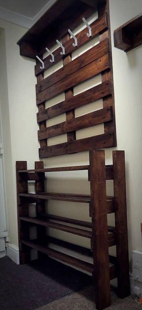 shoe rack designs 9 Rak Sepatu Diy, Pallet Coat Racks, Diy Shoe Rack, Hallway Coat Rack, Wooden Pallet Furniture, Pallet Creations, Pallet Decor, Pallet Crafts, Rack Design