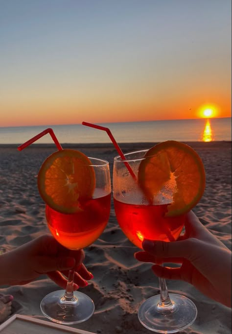 Pretty Alcoholic Drinks, Colorful Drinks, Sunrise Landscape, Beach Drinks, Night Scenery, Pretty Drinks, Public Transportation, Starbucks Drinks, Jolie Photo