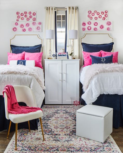 Dorm Pillow Arrangement, Sorority House Rooms Decor, Dorm Headboard Ideas, Navy Dorm Room, Dorm Headboards, Sorority House Rooms, Bedroom Decor Apartment, Headboard Dorm, Luxury Dorm