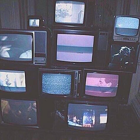 static Photowall Ideas, Tv Aesthetic, Rauch Fotografie, Idle Game, 80s Aesthetic, Dark Grunge, I'm With The Band, Photo Wall Collage, Grunge Photography