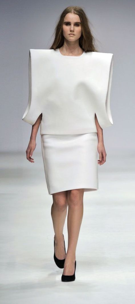 Sculptural Fashion - experimental fashion construction with minimal, clean structured silhouette and 3D sleeve detail // Tze Goh: Fashion Construction, Experimental Fashion, Sculpture Fashion, Structured Fashion, Architectural Fashion, Structural Fashion, Origami Fashion, Sculptural Fashion, Geometric Fashion