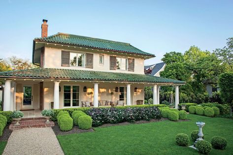 Washington D.C. Garden Renovation Laurel Hedge, Landscaping Around House, Space Garden, Small Space Gardening, Two Story Homes, White Gardens, Interior Garden, Tone On Tone, Country Estate