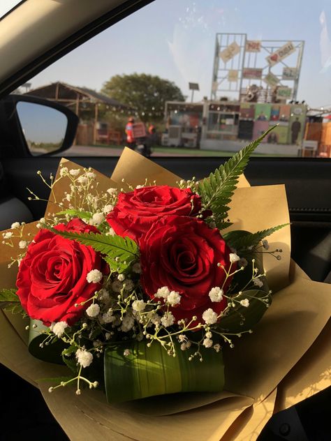 Flowers For Gf Snapchat, Flowers In Car Surprise Bouquets, 6 Roses Bouquet, Red Roses In Car, Flower Bouquet In Car, Red Roses Bouquet For Girlfriend, Flower In Car, Roses From Boyfriend, Bouquet In Car