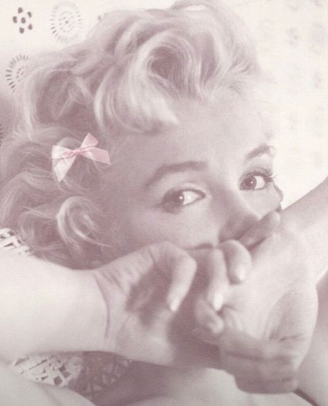 #marilynmonroe Pinterest Pfp Aesthetic, Profile Picture Coquette, Vintage Pfp Aesthetic, Coquette Images, Coquette Pic, Coquette Photos, Coquette Pictures, Pink Marilyn Monroe, Coquette Funny