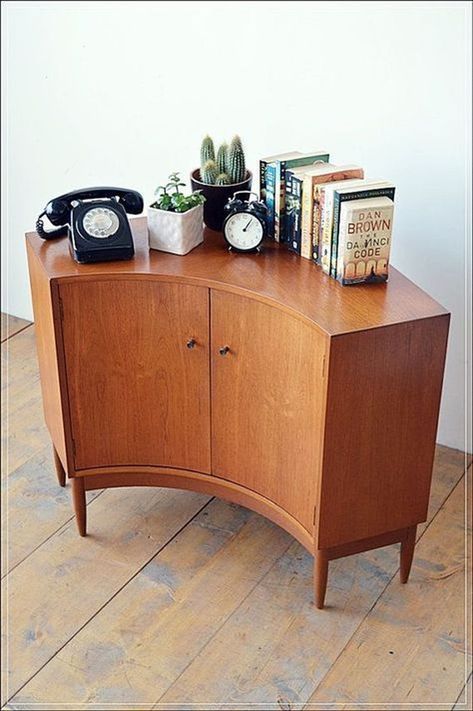 Mid-Century Modern Side Cabinet for Corner. We love mid-century furniture in brown wood. These make great additions to any home! Shipping Furniture, Antique Stuff, Magical Decor, Interior Design Minimalist, Mid Century Living, Mid Century Living Room, Table Inspiration, Mid Century Modern Decor, Retro Furniture