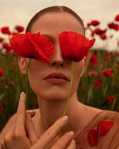 Red Poppies Aesthetic, Flower Photoshoot Editorial, Beauty Fotografie, Poppy Photo, Flower Photoshoot, Eye Photography, Poppy Field, Female Male, Of Model