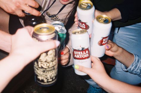 #friends #beer #summer #youth Beer Cans Aesthetic, Beers Aesthetic, Maxwell Core, Can Photography, Beer Aesthetic, Drinking With Friends, Friends Drinking, Dad Vibes, Summer Youth